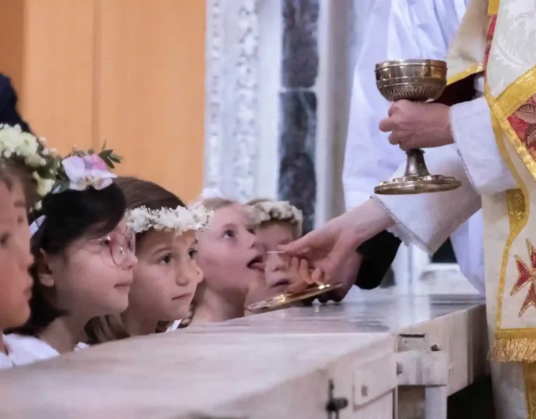 Première communion des jeunes catéchumènes de Saint-Laurent